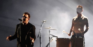 Bono honours his rescuers at New York gig