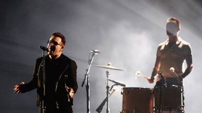 Bono honours his rescuers at New York gig