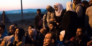 Bound refugees fill latest train from Macedonia