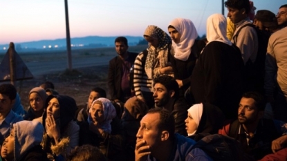 Bound refugees fill latest train from Macedonia