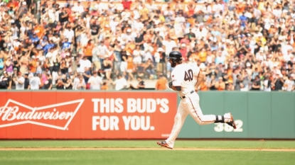 Bumgarner dominates on mound, with bat against Nationals