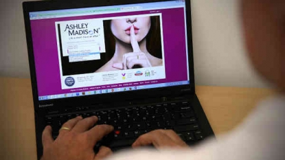 Cheating Website Ashley Madison Announced Dollars  5 Lakh Reward On Hackers