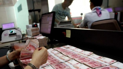 China allows its currency to drop for a third day