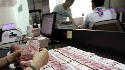 China allows yuan currency to drop for third day