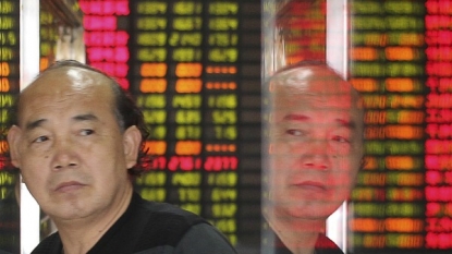 China Stocks Tumble; Other Asian Markets Start to Find Footing