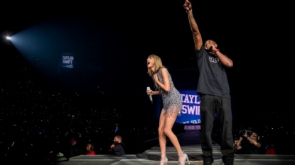 Kobe Bryant Presents Taylor Swift With Championship Banner