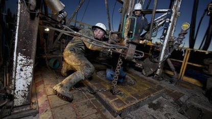 Oil drops below $40 a barrel