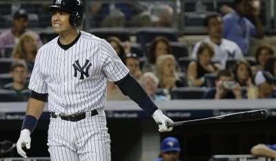 Fan throws HR ball back, hits Yankees player in the head