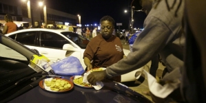 Ferguson Protests Peaceful, No Arrests Tuesday Night