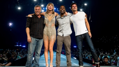 Taylor Swift Parties with Chris Rock And Matt LeBlanc On Stage!