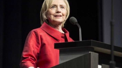 Hillary Clinton to hand over email server