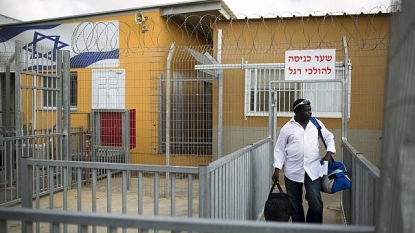 Hundreds of African migrants released from Israeli detention centre