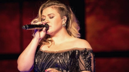 Kelly Clarkson Announces She’s Pregnant at Concert!