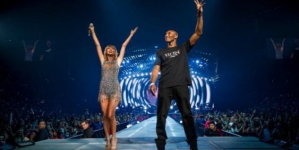 Kobe Bryant surprises Taylor Swift with a banner in Staples Center rafters