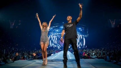 Kobe Bryant surprises Taylor Swift with a banner in Staples Center rafters