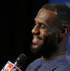 LeBron James says he’ll pay full college scholarships for 1100 kids