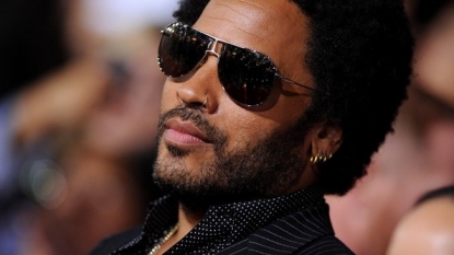 Lenny Kravitz Exposes His Penis When trousers Rip in Concert