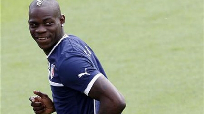 Manchester United stand in the way of Liverpool selling Mario Balotelli