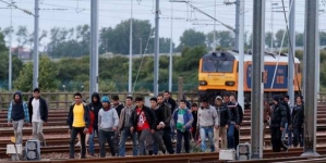 Man dies as 1500 migrants try to storm France-UK tunnel