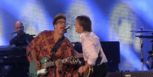 Paul McCartney surprises crowd with impromptu duet