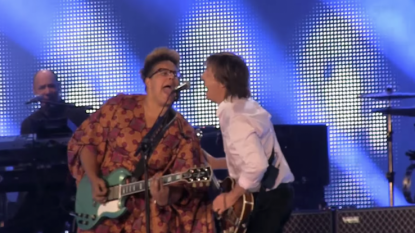 Paul McCartney surprises crowd with impromptu duet