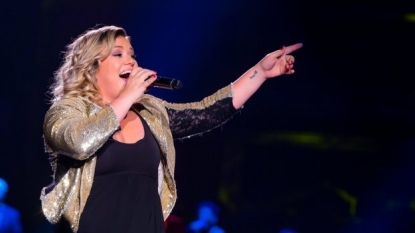 Kelly Clarkson announces live on stage: ‘I’m pregnant!’