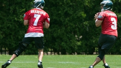 Sam Bradford’s Eagles debut delayed; Zach Ertz has surgery