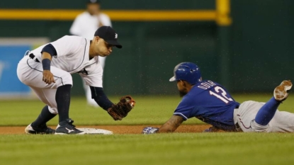 Simon throws 1-hitter, Tigers beat Rangers 4-0