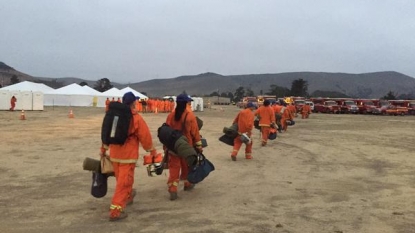 Southern California fire burns 4 homes, injures 2 people