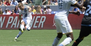 MLS ROUNDUP Galaxy stars outshine NYC