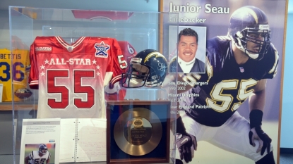 Sydney Seau Honors Father, Junior Seau, During Hall Of Fame Induction