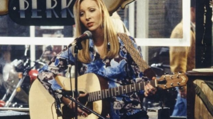 Taylor Swift, Lisa Kudrow Perform “Smelly Cat” On “1989 World Tour” Stage