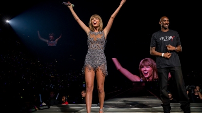 Kobe Bryant Surprises Taylor Swift with Banner at Staples Center