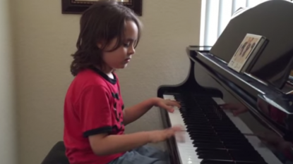 This 7-year-old kid playing a Taylor Swift piano medley by ear is