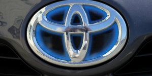 Toyota’s quarterly profit up 10 pct on cheap yen, cost cuts