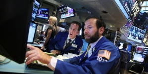 US stocks plummet at open; Dow drops 1000 points