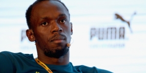 Usain Bolt recovers from poor start to edge semi-final