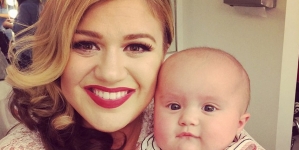 Kelly Clarkson Announces She’s Pregnant Mid-Concert