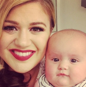 Kelly Clarkson Announces She’s Pregnant Mid-Concert