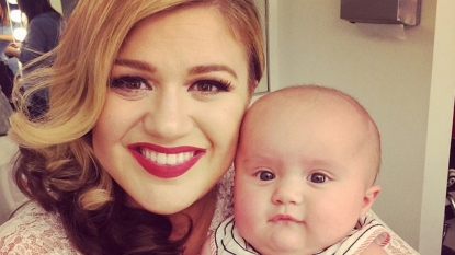 Kelly Clarkson Announces She’s Pregnant Mid-Concert