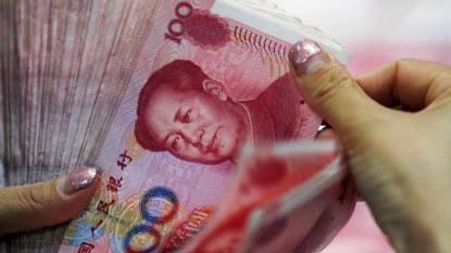 Yuan falls to 4-year low in Wednesday trading