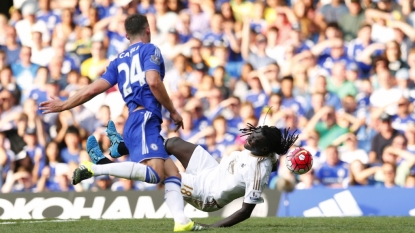 10-man Chelsea held 2-2 by Swansea, Man United edges Spurs