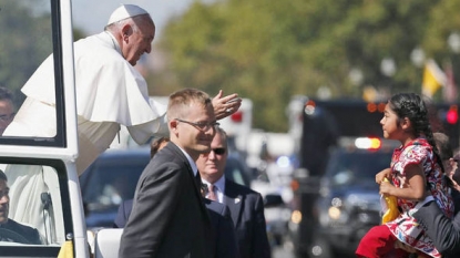 Little Girl Defies Security to Give Pope Francis Heartbreaking, Handwritten Letter