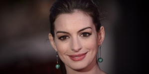 De Niro and Hathaway attend The Intern premiere