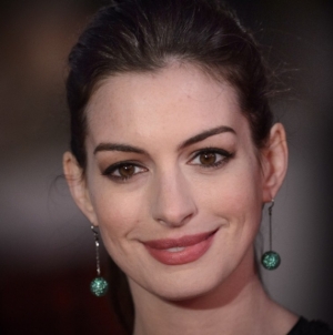 Anne Hathaway on Everything She Loves About The Intern