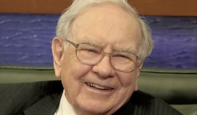 Billionaire Buffett praises socialist Sanders but sticks with Clinton