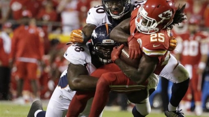 Broncos score 2 late touchdowns to stun Chiefs 31-24