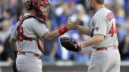 Cardinals salvage one in Chicago