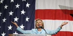 Clinton ‘paid for private email server’