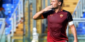 Del Piero congratulates Totti